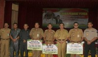 Terbaik Dalam Kinerja, Bupati Serahkan Uang Pembinaan kepada Tiga Camat di Inhil
