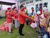 Hari ke-9 PDI P Riau Salurkan Sembako, Zukri : Tingkatkan Kesadaran Masyarakat Lawan Covid-19