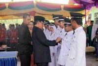 Bupati Lantik 11 Kades, Bupati Juga Serahkan Satu Unit Eksavator dan Mobil Ambulance Untuk Kecamatan