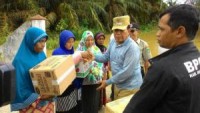 Tinjau Banjir di Bonai Darussalam, Plt Bupati Sukiman Salurkan Bantuan Sembako