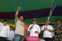 Terima Hadiah Motor dari Bupati Wardan, Petani Ini Senang Bukan Kepalang