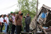 Bertandang ke Desa Belaras Mandah, Bupati Inhil Berikan Bantuan kepada Korban Angin Puting Beliung