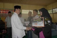 Bupati Serahkan Bantuan Peralatan Usaha kepada Kelompok Sosial di Desa Kotabaru Seberida