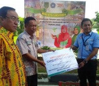 Dinas Kebersihan Dapat Bantuan Tong Sampah dan Tanaman Hidup Dari BPJS Kesehatan