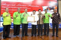 Bupati Sergai Terima Anugerah Literasi Dari Mendikbud