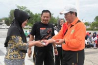 Kumpulkan Sumbangan dari ASN dan Honorer, Asisten II Setdakab Inhil Serahkan Bantuan Bencana Aceh