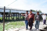 Hari Libur, Bupati Inhil Tinjau Pembangunan Jalan Sungai Luar-Teluk Pinang