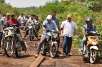 Kendarai Sepeda Motor, Bupati Amril Tinjau Jalan Pulau Rupat