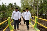 Bupati Wardan Serahkan Dua Unit Ambulance di Sungai Asam dan Sungai Rokan