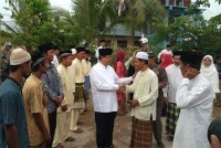 Safari Ramadan ke Sungai Raya, Warga Minta Bupati Inhil Teruskan Semenisasi Jalan