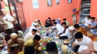Pertahankan Tradisi Kampung, Abdul Wahid Makan Bersila dengan Masyarakat Kemuning