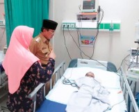 Didampingi Istri, Bupati Inhil Besuk Balita Penderita Infeksi Otak di IC