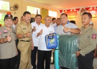 Kunjungi Inhu, Gubri Serahkan Bantuan Kepada Warga Korban Banjir