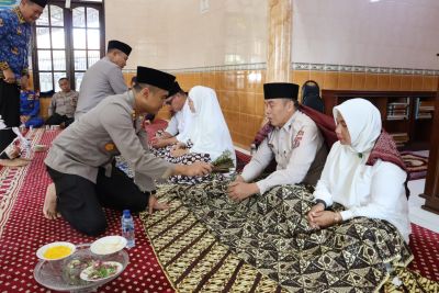 Doa dan Haru Iringi Tepung Tawar Jamaah Haji Personel Polres Labuhanbatu