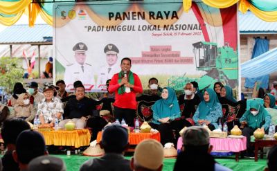 LIMA VARIETAS PRODUK UNGGULAN PADI LOKAL MEWUJUDKAN PELALAWAN MAKMUR DAN SEJAHTERA